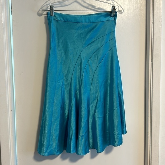 002- BNWT Le Chateau satin affects skirt knee length. Size 1/2. - Picture 4 of 4